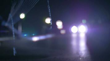 Autos Fahren beim Nacht und blinkt mit Scheinwerfer video