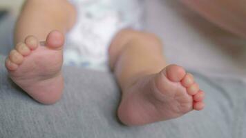 une proche en haut de une bébé pieds video