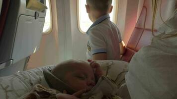 bebê menina viajando de avião com família é acordando acima video