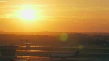aéroport vue avec en mouvement avion à d'or le coucher du soleil video