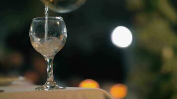 Gießen Weiß Wein im draussen Restaurant beim Nacht video