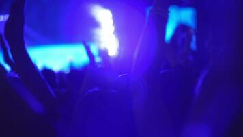 een langzaam beweging van een klappen menigte Aan een avond concert tonen video