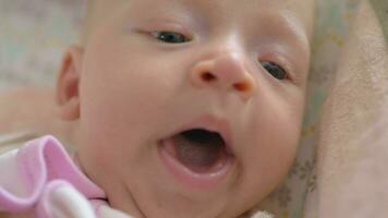 une fermer de une bâillement bébé fille visage video