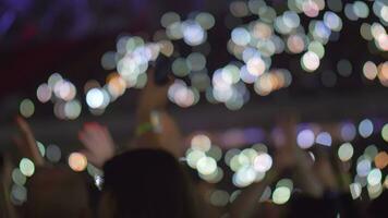 publiek golvend met mobiele telefoon zaklampen Bij de concert video