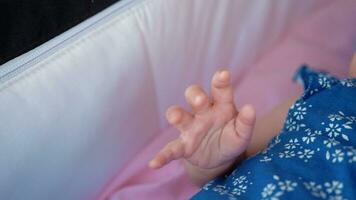 baby in kinderwagen in beweging haar hand- video