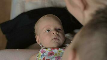 twee maanden baby meisje met mamma en ouderling broer video