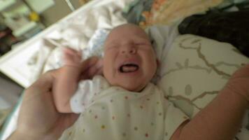 gråt nyfödd bebis video