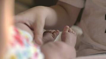 frère avec bébé sœur à Accueil video