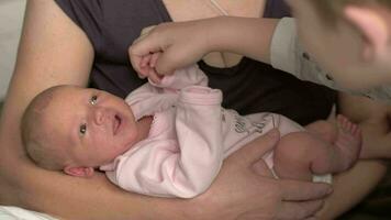 Oma mit Neugeborene und Bruder berühren Baby Hände video