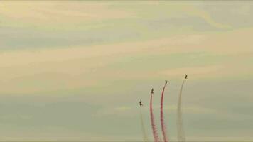 Izmir turquiye setembro 9 2023 acrobático demonstração voar do uma militares turco estrelas equipe cenas video