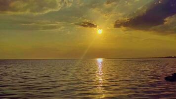 bellissimo oceano paesaggio marino paesaggio con sole luccichio video