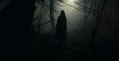misterioso encapuchado figura en oscuro bosque camino a noche, fantasmal Víspera de Todos los Santos concepto. ai generado. foto