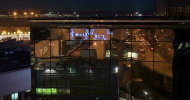 lasso di tempo di città riflettendo nel vetroso costruzione, notte Visualizza video
