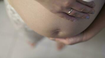 zwanger vrouw met handen Aan de buik video