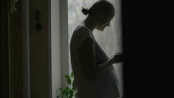 zwanger vrouw met een smartphone video