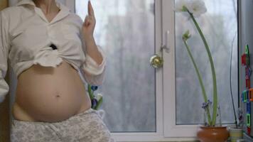 de bonne humeur Enceinte femme dansant à Accueil video