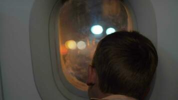 Kind im das Flugzeug ankommen zu das Flughafen beim Nacht video
