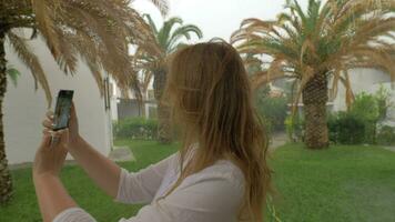 jong vrouw nemen selfie Aan regenachtig dag video