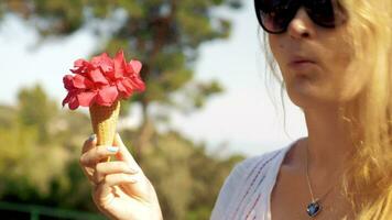 jugado niña con rojo verano ramo de flores en gofre cono video