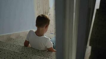 offensé enfant séance sur le escaliers video