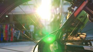 vue par bicyclette roue à rue et Soleil éclater video
