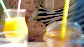 Garoto expressando amor para bebê irmã com beijo video