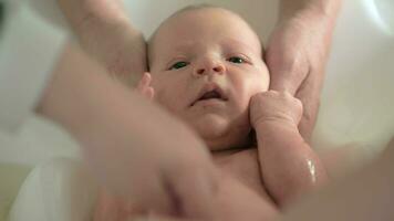 zuerst Baden von Neugeborene Baby video