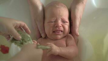 Neugeborene Baby ist erschrocken mit Baden video