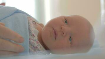 Mutter nehmen Neugeborene Baby video