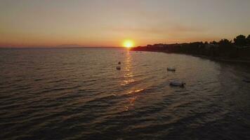 aereo tramonto scena di mare con Barche e ricorrere su il costa, Grecia video