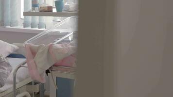 Baby Stubenwagen in der Nähe von Schlafen Mutter im Mutterschaft Krankenhaus video