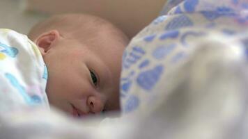 Neugeborene Baby haben Schluckauf und besitzen nach Fütterung video