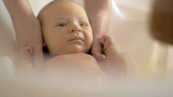 bañera hora para recién nacido bebé video