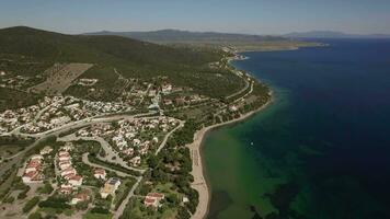 aéreo escena de mar, línea costera y trikorfo playa con verde colinas Grecia video