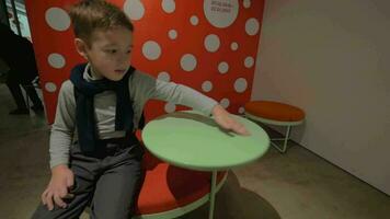 kind spelen met roterend tafel in ham hal, Helsinki video