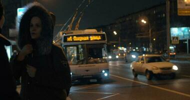 femmes en voyageant par chariot autobus dans soir ville Moscou, Russie video