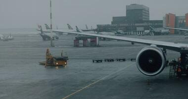 aviones estacionamiento en sheremetyevo internacional aeropuerto, Moscú video
