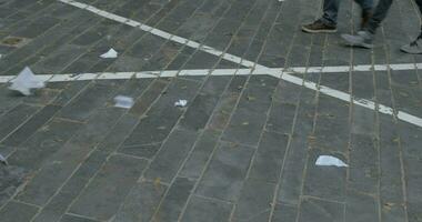 personas pies caminando en el calle con papel camada video