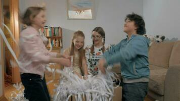 Kinder aufgeregt mit Papier Party video