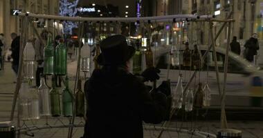 Mens spelen Aan glas flessen naar verdienen geld video