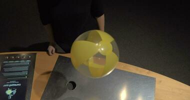 Balle flottant dans air courant expérience à science centre video