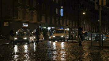 gepflastert Straße mit Auto und Menschen der Verkehr im Nacht Helsinki, Finnland video