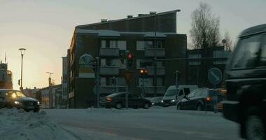 inverno estradas com dirigindo carros dentro rovaniemi às pôr do sol, Finlândia video