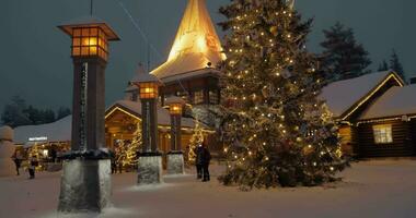 Père Noël claus village avec soir Noël éclairage rovaniemi, Finlande video