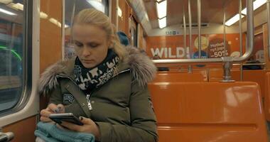 Frau Vorbeigehen das Zeit mit Zelle während Routine U-Bahn Reiten video