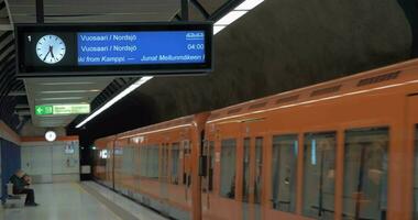 tren dejando subterráneo estación en helsinki, Finlandia video
