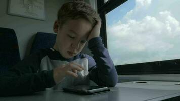 niño jugando en célula cuando de viaje por tren video