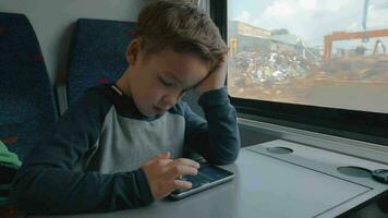 jongen gebruik makend van mobiele telefoon in trein voorbijgaan door de dump video