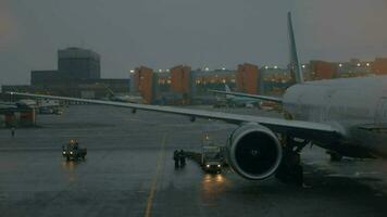 vista dell'aeroporto la sera le luci dell'aereo e dei veicoli lampeggiano video