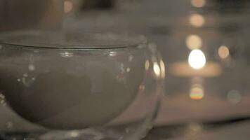 derramando Masala chá para dentro uma vidro chá tigela video